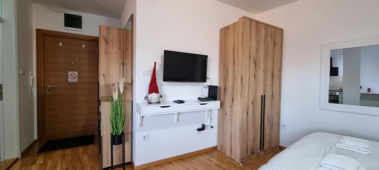 Grove II Apartment = Strict City Centre Novi Sad Eksteriør billede